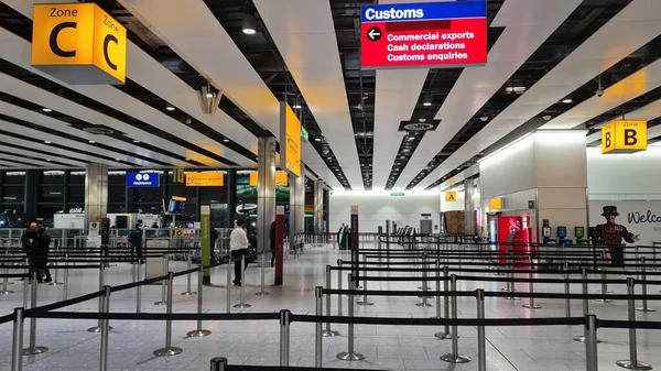 Terminal Lotniska Heathrow Pasażerowie Lotnisku — Zdjęcie stockowe
