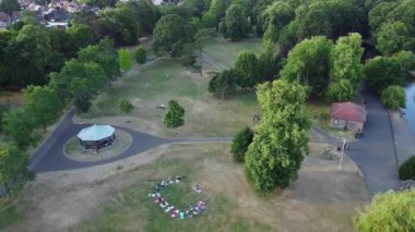 ENGLAND, LUTON TOWN - 04th April 2022: Genç İngiliz Kadınlardan oluşan bir grup, Wardown Halk Parkı Yüksek Açılı Görüntü Parkı 'nda egzersiz yapıyor. Luton Kasabası 'nda Parlak Güneşli Gün