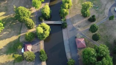 İngiltere 'nin Luton kasabasındaki yerel halk parkının yüksek açılı görüntüleri.