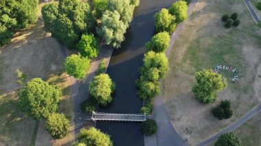 İngiltere 'nin Luton kasabasındaki yerel halk parkının yüksek açılı görüntüleri.