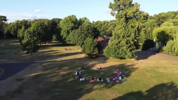 イングランド ルトンタウン 第44回エイプリル2022 若い英国人女性グループがオープンパブリックパークで運動をしており ウォーダウン公共公園の高角度映像 イギリスのルトンタウンの明るい晴れた日 — ストック動画