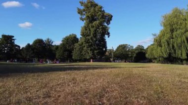 ENGLAND, LUTON TOWN - 04th April 2022: Genç İngiliz Kadınlardan oluşan bir grup, Wardown Halk Parkı Yüksek Açılı Görüntü Parkı 'nda egzersiz yapıyor. Luton Kasabası 'nda Parlak Güneşli Gün