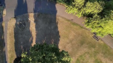 İngiltere 'nin Luton kasabasındaki yerel halk parkının yüksek açılı görüntüleri.