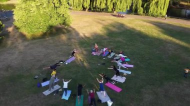 ENGLAND, LUTON TOWN - 04th April 2022: Genç İngiliz Kadınlardan oluşan bir grup, Wardown Halk Parkı Yüksek Açılı Görüntü Parkı 'nda egzersiz yapıyor. Luton Kasabası 'nda Parlak Güneşli Gün