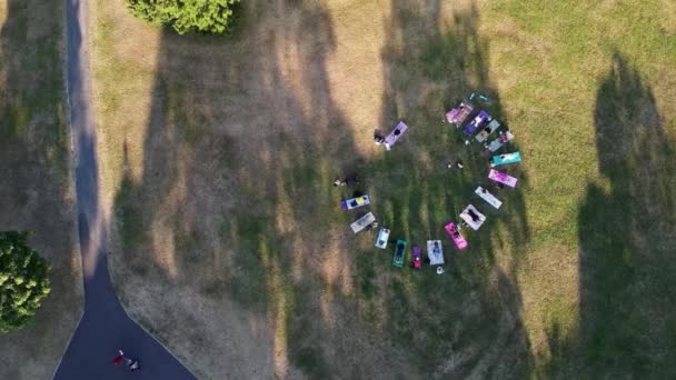 Энгландия Лутон Таун Группа Молодых Британских Женщин Тренируется Открытом Общественном — стоковое видео