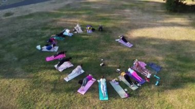 ENGLAND, LUTON TOWN - 04th April 2022: Genç İngiliz Kadınlardan oluşan bir grup, Wardown Halk Parkı Yüksek Açılı Görüntü Parkı 'nda egzersiz yapıyor. Luton Kasabası 'nda Parlak Güneşli Gün