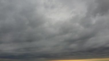 İngiliz Kasabasına Yağmur Bulutları