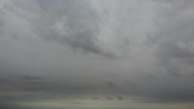 İngiliz Kasabasına Yağmur Bulutları