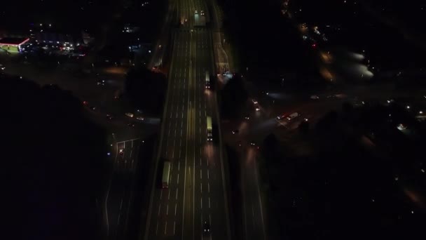 Strade Illuminate Traffico Sulla Città Britannica Durante Notte — Video Stock