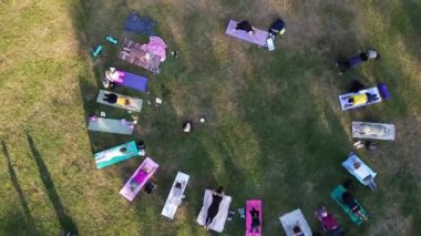 ENGLAND, LUTON TOWN - 04th April 2022: Genç İngiliz Kadınlardan oluşan bir grup, Wardown Halk Parkı Yüksek Açılı Görüntü Parkı 'nda egzersiz yapıyor. Luton Kasabası 'nda Parlak Güneşli Gün