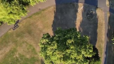 ENGLAND, LUTON TOWN - 04th April 2022: Genç İngiliz Kadınlardan oluşan bir grup, Wardown Halk Parkı Yüksek Açılı Görüntü Parkı 'nda egzersiz yapıyor. Luton Kasabası 'nda Parlak Güneşli Gün