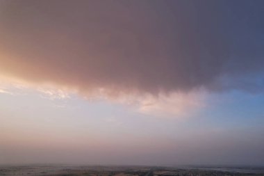 Sabah gökyüzündeki renkli bulutların manzarası 
