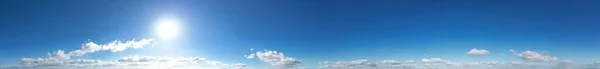 Schöner Blauer Himmel Mit Wenigen Wolken Einem Klaren Sonnigen Tag — Stockfoto