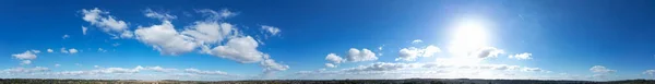 Piękne Błękitne Niebo Kilkoma Chmurami Pogodny Słoneczny Dzień Nad Miastem — Zdjęcie stockowe