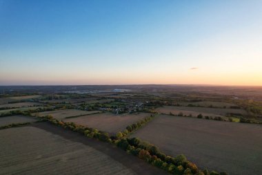 İngiltere 'nin kırsal kesimindeki İngiliz Koyun Çiftliklerinin Yüksek Açılı Manzarası, Günbatımı Saati