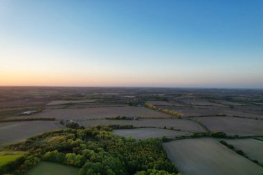İngiltere 'nin kırsal kesimindeki İngiliz Koyun Çiftliklerinin Yüksek Açılı Manzarası, Günbatımı Saati