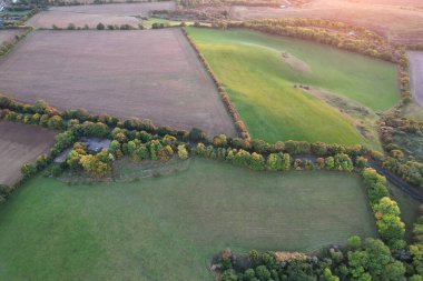 İngiltere 'nin kırsal kesimindeki İngiliz Koyun Çiftliklerinin Yüksek Açılı Manzarası, Günbatımı Saati