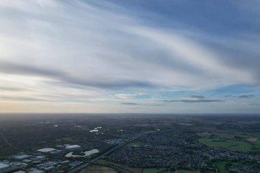 Milton Keynes İngiltere 'de İngiliz arazisinin üzerinde uçan hava balonu görüntüsü