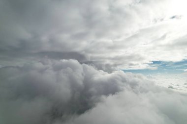 Bulutların arasından ve Gökyüzünün üstünden