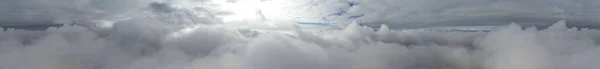 Μέσα Από Σύννεφα Και Πάνω Από Τον Ουρανό — Φωτογραφία Αρχείου