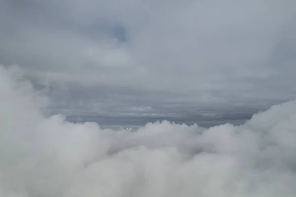 Через Хмари Над Небом — стокове фото