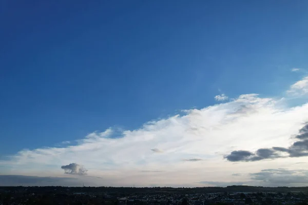 Genom Molnen Och Över Himlen — Stockfoto