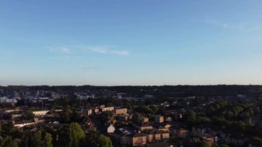 İngiltere 'nin Luton kasabasındaki yerel halk parkının yüksek açılı görüntüleri..