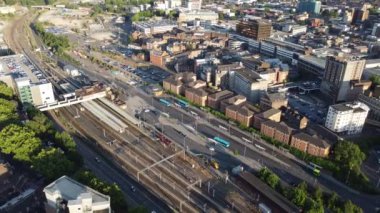 İngiltere 'nin Luton kasabasındaki yerel halk parkının yüksek açılı görüntüleri..