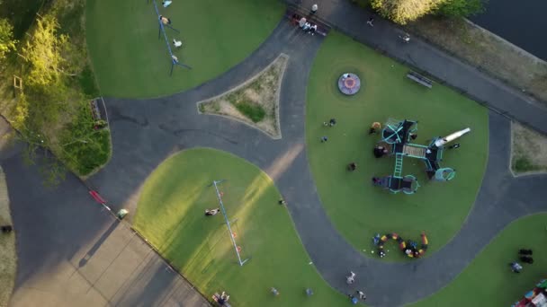 英国英格兰 Luton Town 2022年4月4日 俯瞰当地公园操场 — 图库视频影像