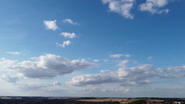 Πανέμορφα Σύννεφα Πάνω Από Βρετανική Πόλη Κατά Διάρκεια Της Ημέρας — Αρχείο Βίντεο