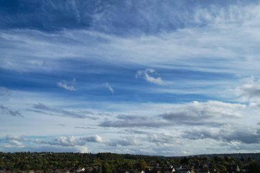 En İyi Yüksek Açılı Dramatik Bulutlar ve Güçlü Rüzgârlarda Gökyüzü İngiltere Büyük Britanya üzerinde