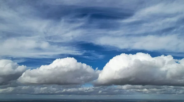 イギリス上空の強い風の中での劇的な雲と空の最高の高角度映像 — ストック写真