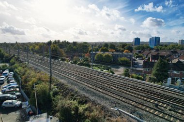 Bulutlu bir günde İngiliz şehrinin yüksek açılı ve yüksek irtifalı manzarası