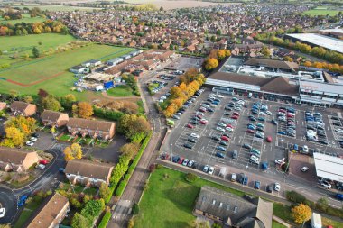 Bulutlu bir günde İngiliz şehrinin yüksek açılı ve yüksek irtifalı manzarası