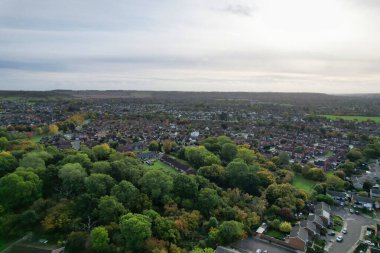 Bulutlu bir günde İngiliz şehrinin yüksek açılı ve yüksek irtifalı manzarası