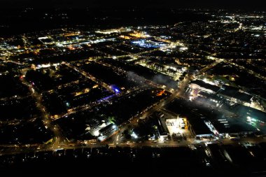 İngiliz Şehri 'nin ve Gece Yollarının Güzel Hava Manzarası. İHA 'nın Aydınlanmış İngiliz Kasabası Yüksek Açılı Görüntüsü.