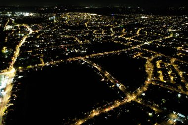 İngiliz Şehri 'nin ve Gece Yollarının Güzel Hava Manzarası. İHA 'nın Aydınlanmış İngiliz Kasabası Yüksek Açılı Görüntüsü.