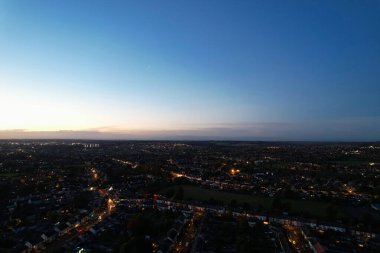 İngiliz Şehri 'nin ve Gece Yollarının Güzel Hava Manzarası. İHA 'nın Aydınlanmış İngiliz Kasabası Yüksek Açılı Görüntüsü.