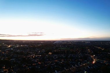 İngiliz Şehri 'nin ve Gece Yollarının Güzel Hava Manzarası. İHA 'nın Aydınlanmış İngiliz Kasabası Yüksek Açılı Görüntüsü.