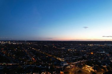 İngiliz Şehri 'nin ve Gece Yollarının Güzel Hava Manzarası. İHA 'nın Aydınlanmış İngiliz Kasabası Yüksek Açılı Görüntüsü.