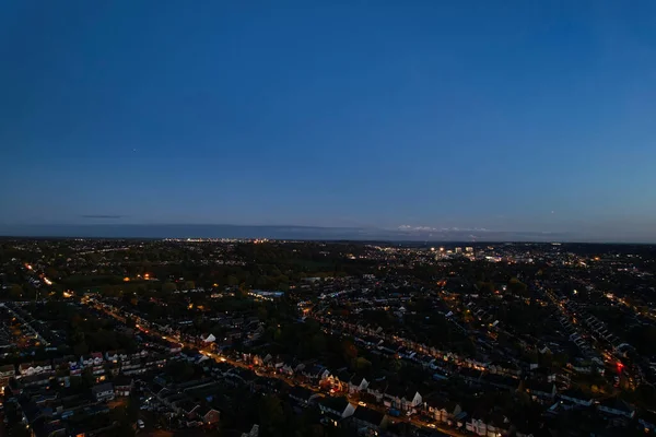 英国城市和道路夜景美丽的空中景观 无人机照亮了英国城镇的高角图像 — 图库照片