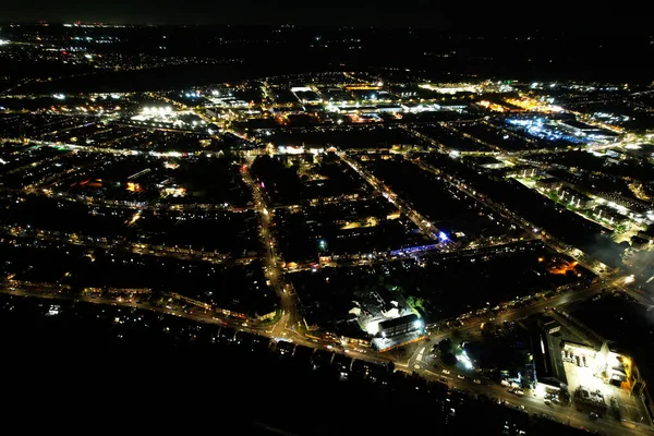 夜に英国の都市や道路の美しい空中ビュー ドローンの高角度映像 イギリスの町 — ストック写真