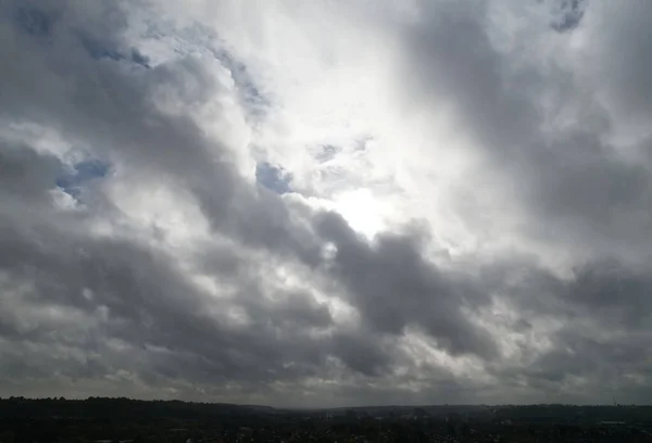 イギリス上空の強い風の中での劇的な雲と空の最高の高角度映像 — ストック写真