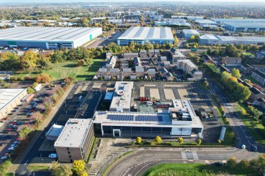ENGLAND, DUNSTable ToWN - 22ND ECTOBER, 2022: Yüksek açılı Drone Kameralı Merkez Bedfordshire Yüksek Öğrenim Koleji, gün batımı saati