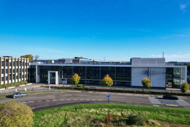 ENGLAND, DUNSTable ToWN - 22ND ECTOBER, 2022: Yüksek açılı Drone Kameralı Merkez Bedfordshire Yüksek Öğrenim Koleji, gün batımı saati