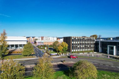 ENGLAND, DUNSTable ToWN - 22ND ECTOBER, 2022: Yüksek açılı Drone Kameralı Merkez Bedfordshire Yüksek Öğrenim Koleji, gün batımı saati