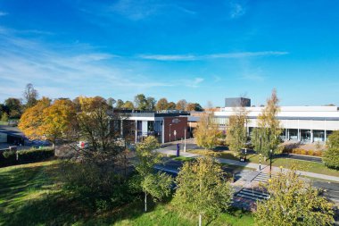 ENGLAND, DUNSTable ToWN - 22ND ECTOBER, 2022: Yüksek açılı Drone Kameralı Merkez Bedfordshire Yüksek Öğrenim Koleji, gün batımı saati