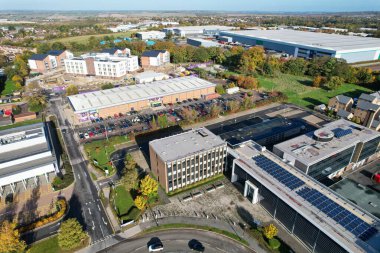 ENGLAND, DUNSTable ToWN - 22ND ECTOBER, 2022: Yüksek açılı Drone Kameralı Merkez Bedfordshire Yüksek Öğrenim Koleji, gün batımı saati