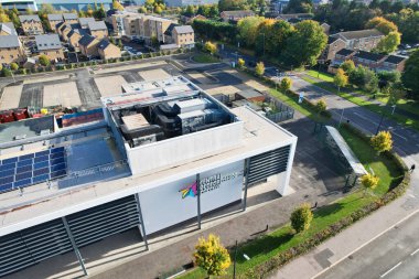ENGLAND, DUNSTable ToWN - 22ND ECTOBER, 2022: Yüksek açılı Drone Kameralı Merkez Bedfordshire Yüksek Öğrenim Koleji, gün batımı saati