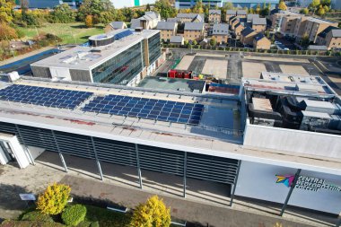 ENGLAND, DUNSTable ToWN - 22ND ECTOBER, 2022: Yüksek açılı Drone Kameralı Merkez Bedfordshire Yüksek Öğrenim Koleji, gün batımı saati